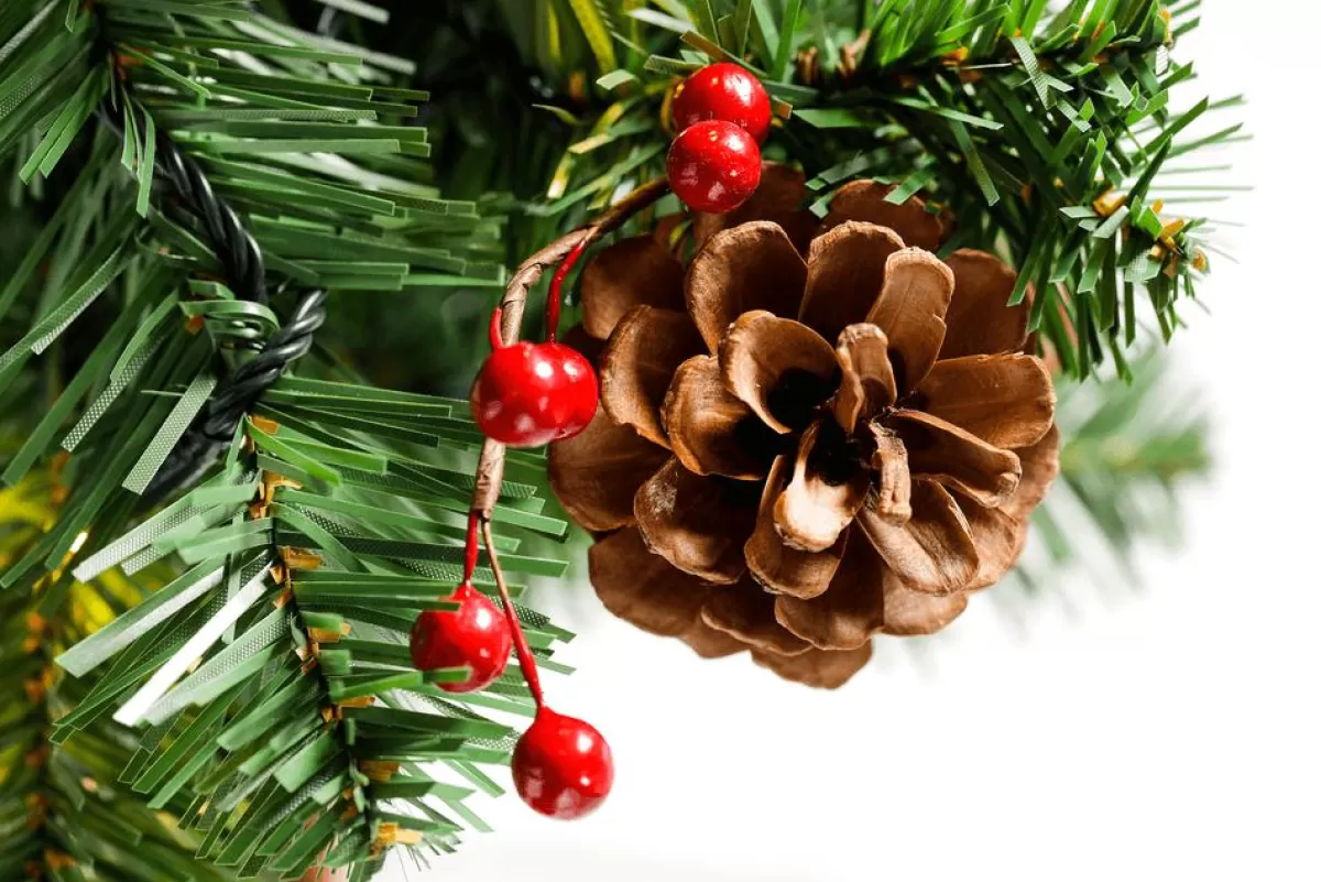 DecoWoerner Artificial Christmas Tree Decorated With LED, Christmas Baubles, Bows, Poinsettias And Small Gifts 240 Cm