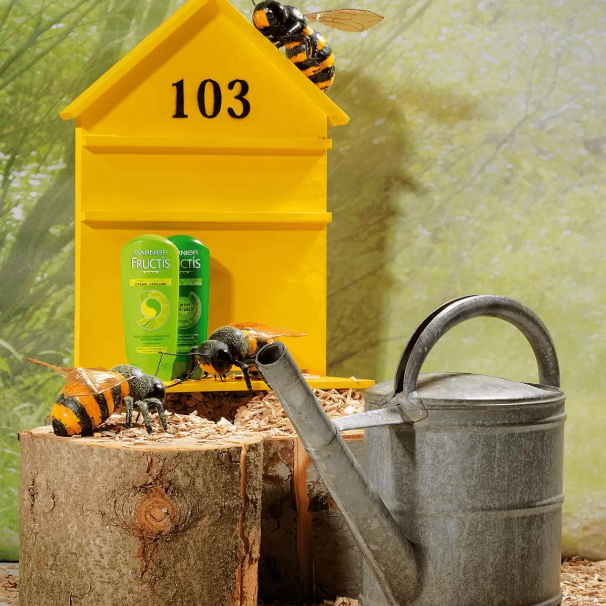 DecoWoerner Decorative Bees Replica 15 Cm, 2 Pcs