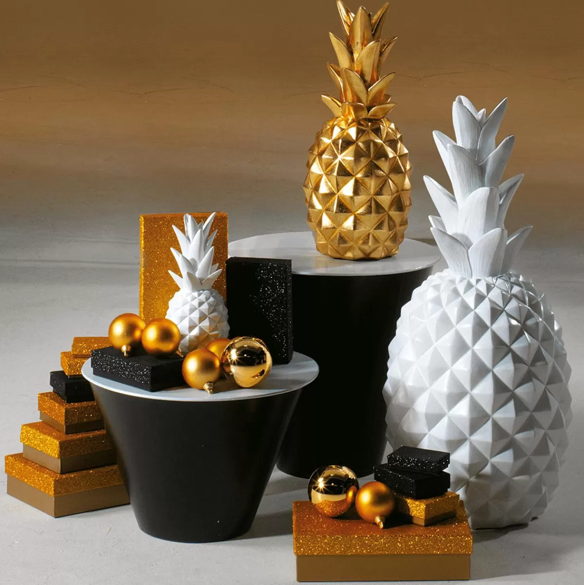 DecoWoerner en, Shiny Christmas Baubles Made Of Flame Retardant Plastic, 6 Cm Ø - 24 Pcs.