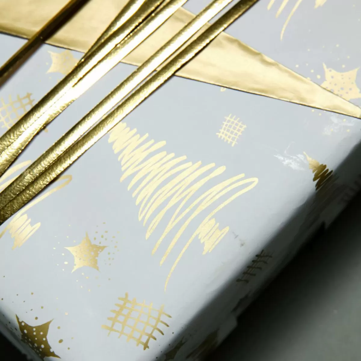 DecoWoerner Sustainable Double-sided Christmas Wrapping Paper With Fir Trees & Stars In - 50 M Gift Wrapping Paper Roll