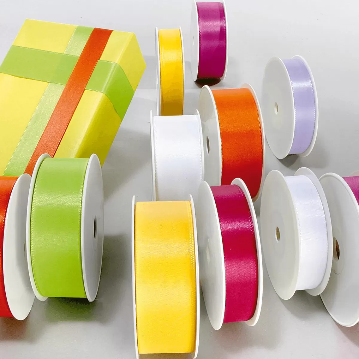 DecoWoerner Taffeta Ribbon With Selvedge 25 Mm, 50 M, Apple